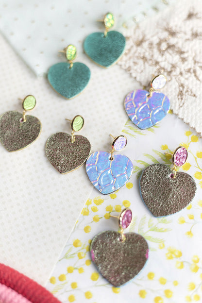 Boucles d'oreilles Coeurs - cuir vert opalin métallisé, paillettes roses