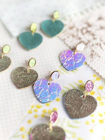 Boucles d'oreilles Coeurs - cuir blanc-bleu holographique