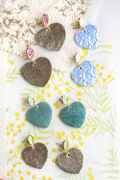 Boucles d'oreilles Coeurs - cuir vert opalin métallisé, paillettes roses