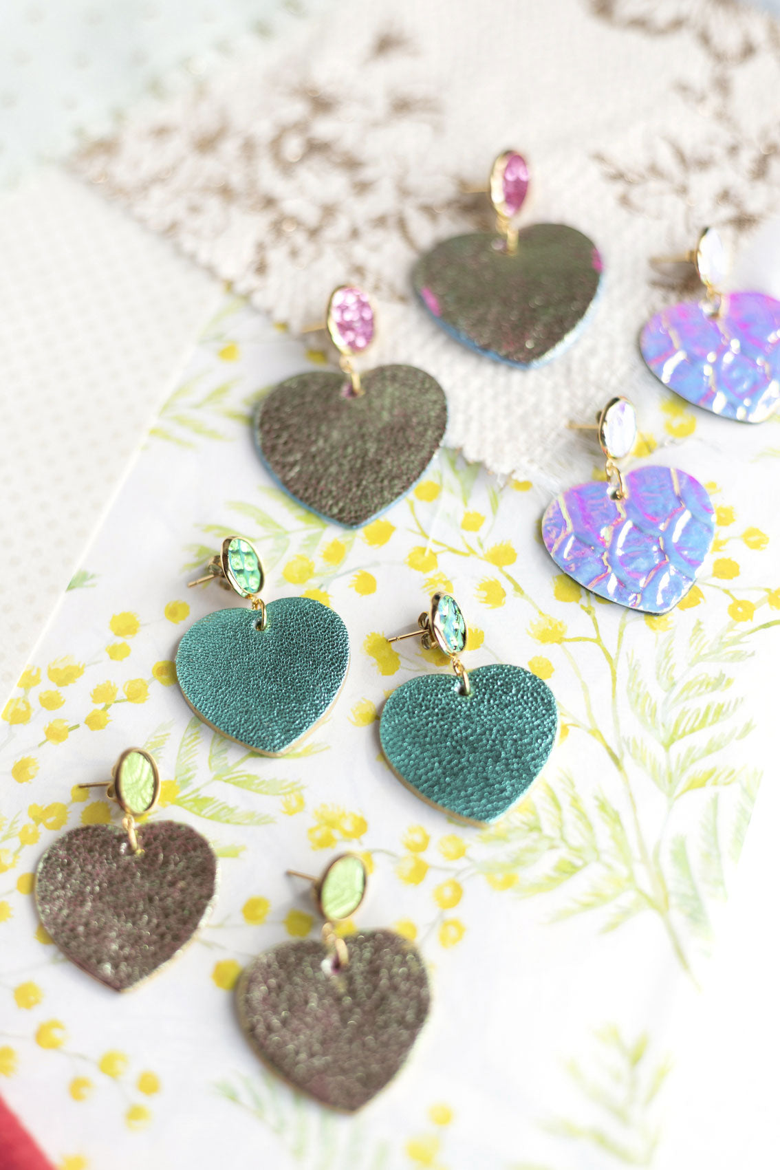 Boucles d'oreilles Coeurs - cuir blanc-bleu holographique