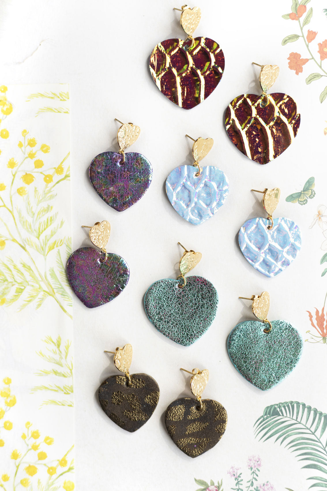 Boucles d'oreilles Coeurs - cuir à écailles holograhiques blanc bleu clair