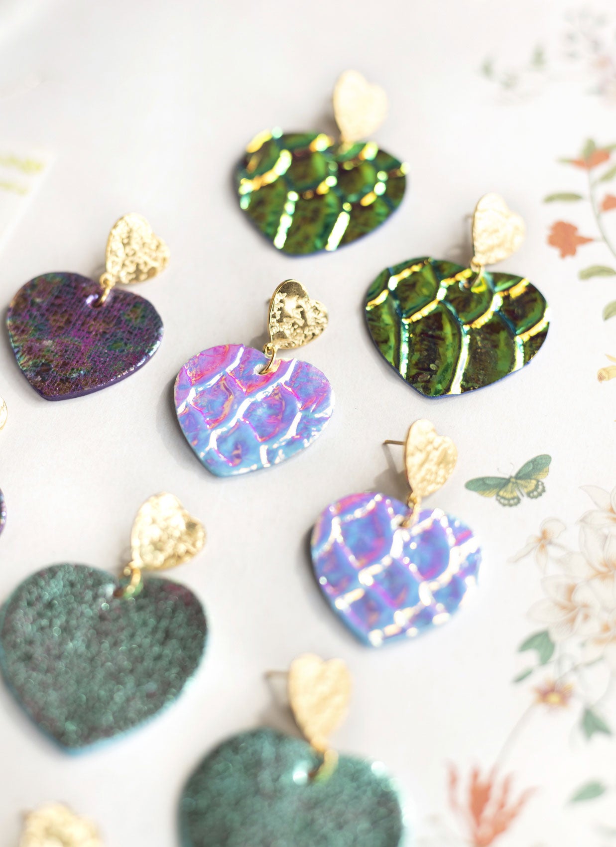 Boucles d'oreilles Coeurs - cuir à écailles holograhiques blanc bleu clair