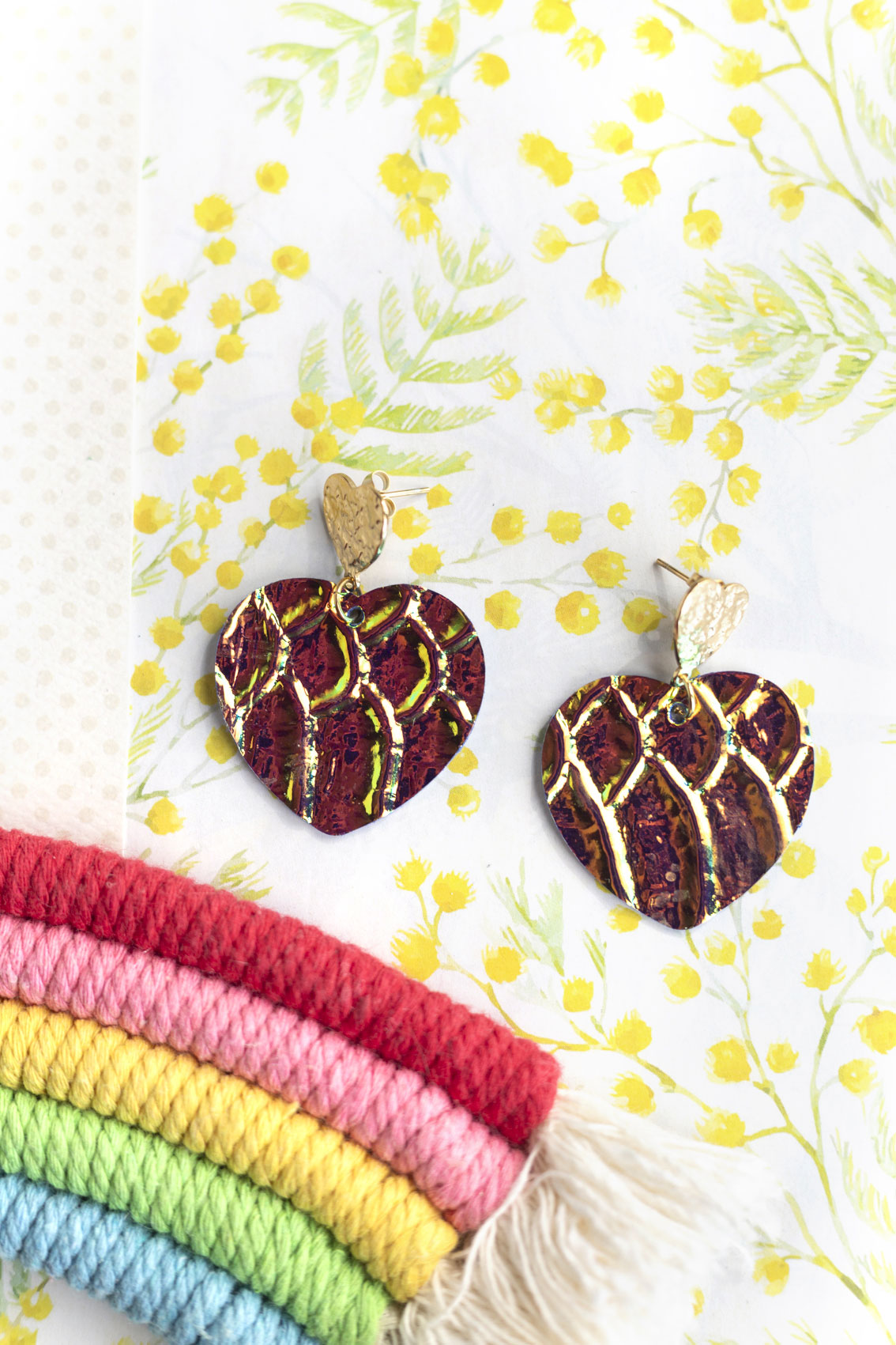 Boucles d'oreilles Coeurs - cuir à écailles holograhiques jaune orangé