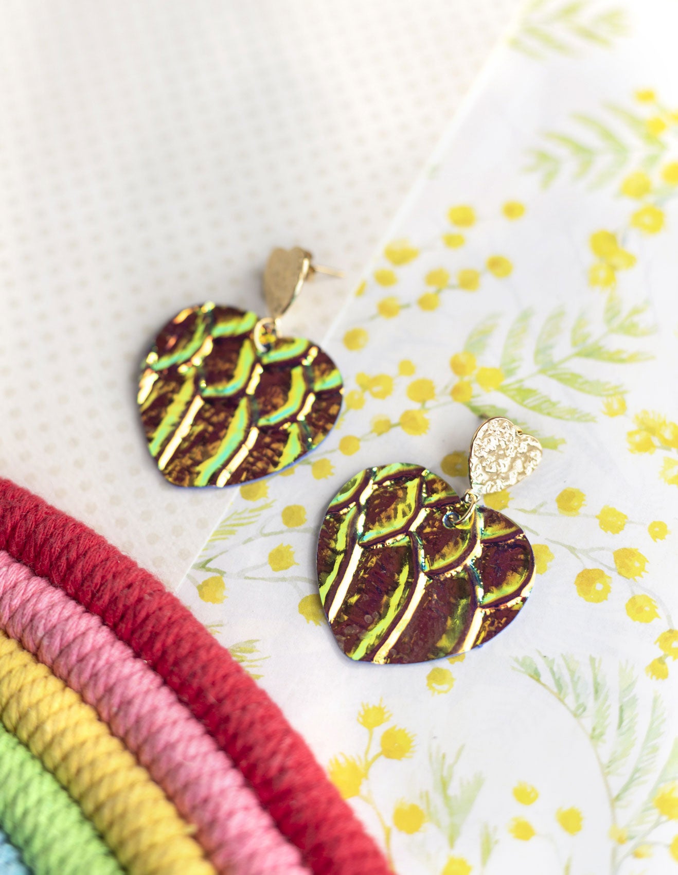 Boucles d'oreilles Coeurs - cuir à écailles holograhiques jaune orangé