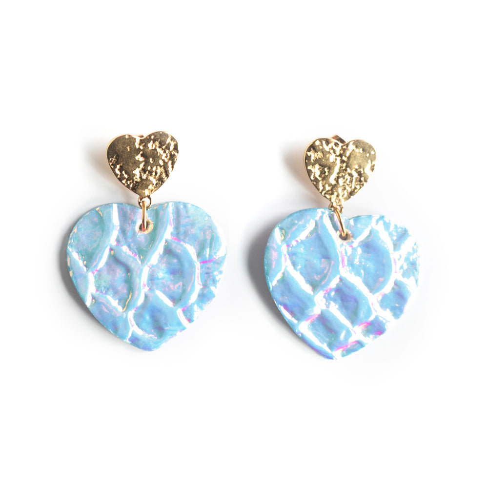 Boucles d'oreilles Coeurs - cuir à écailles holograhiques blanc bleu clair
