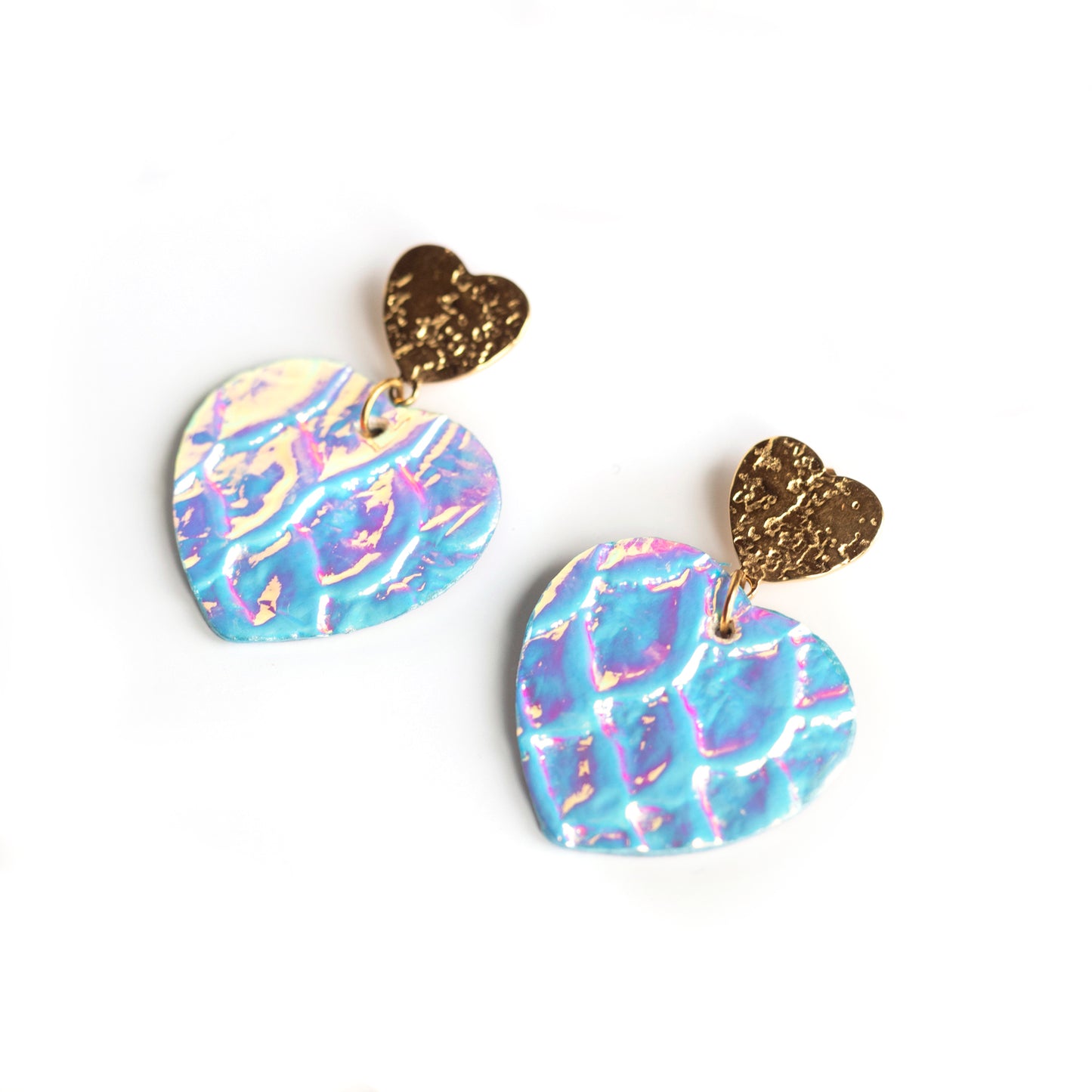 Boucles d'oreilles Coeurs - cuir à écailles holograhiques blanc bleu clair