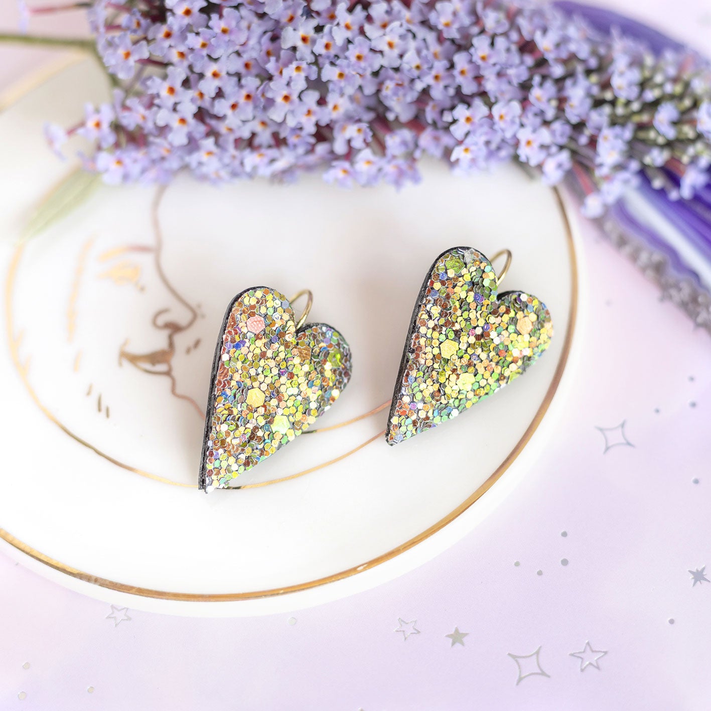 Boucles d'oreilles coeurs à paillettes multicolores