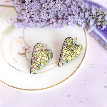 Boucles d'oreilles coeurs à paillettes multicolores