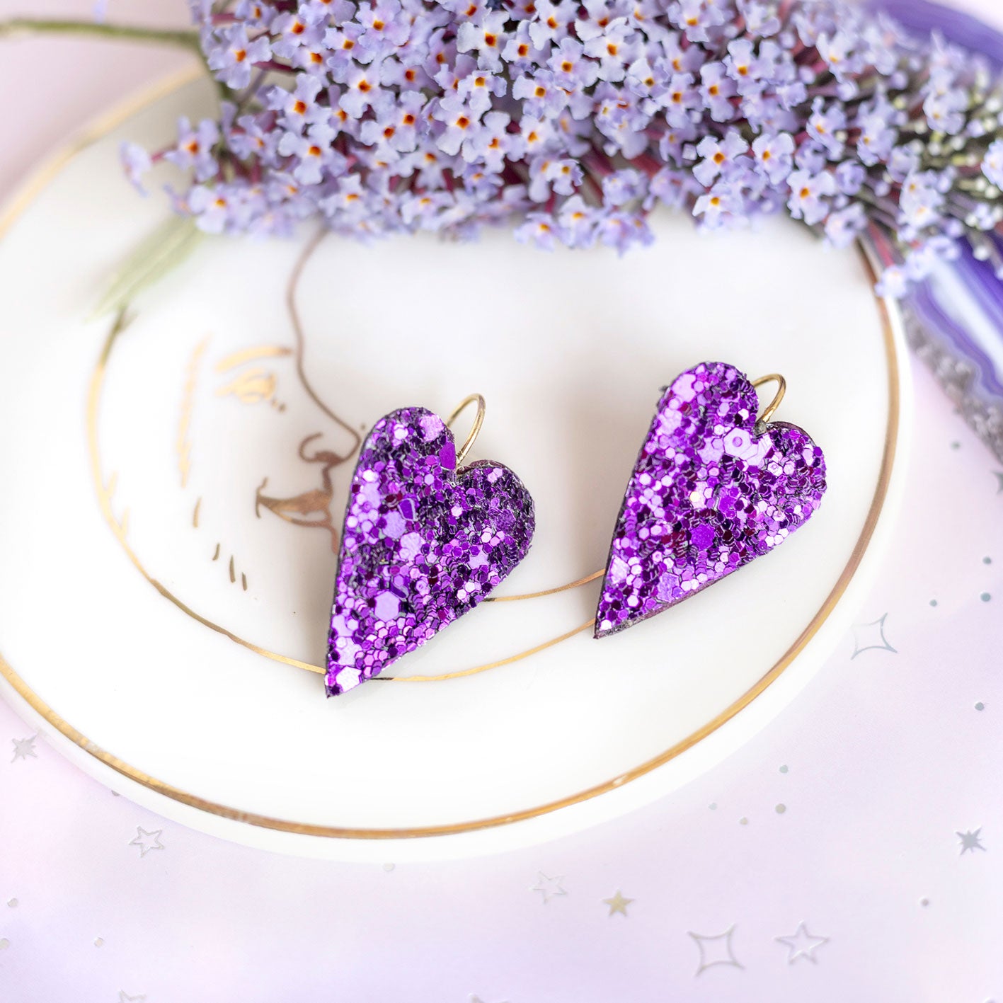 Boucles d'oreilles coeurs violets à paillettes