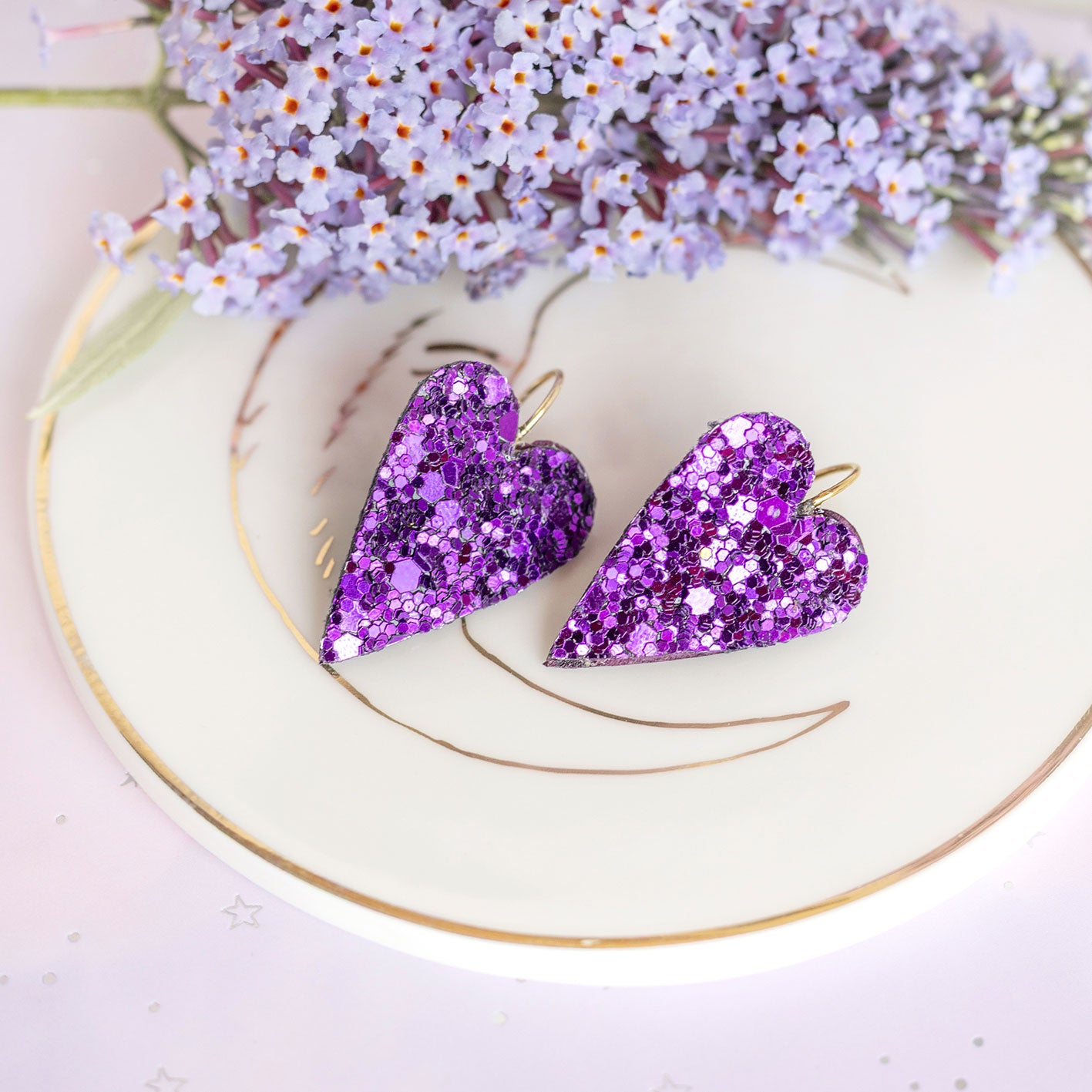 Boucles d'oreilles coeurs violets à paillettes