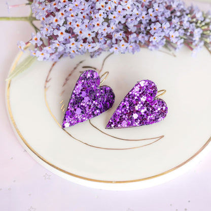 Boucles d'oreilles coeurs violets à paillettes