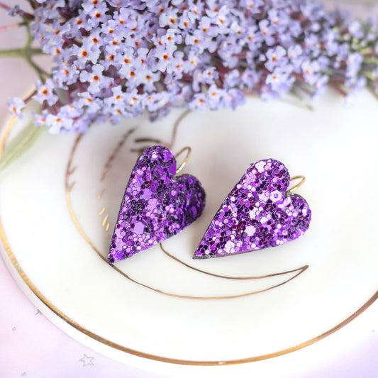 Boucles d'oreilles coeurs violets à paillettes