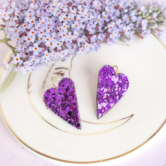Boucles d'oreilles coeurs violets à paillettes