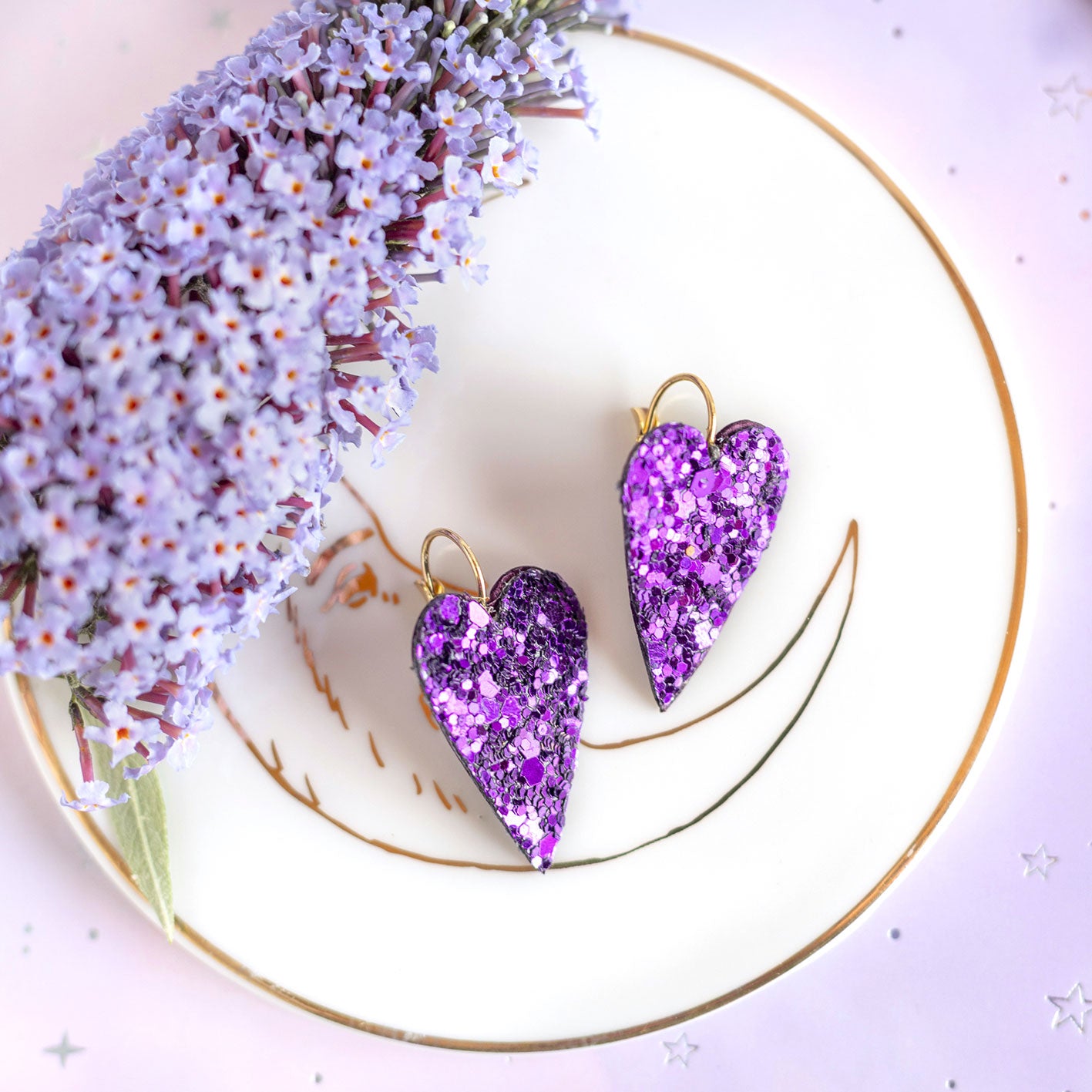 Boucles d'oreilles coeurs violets à paillettes