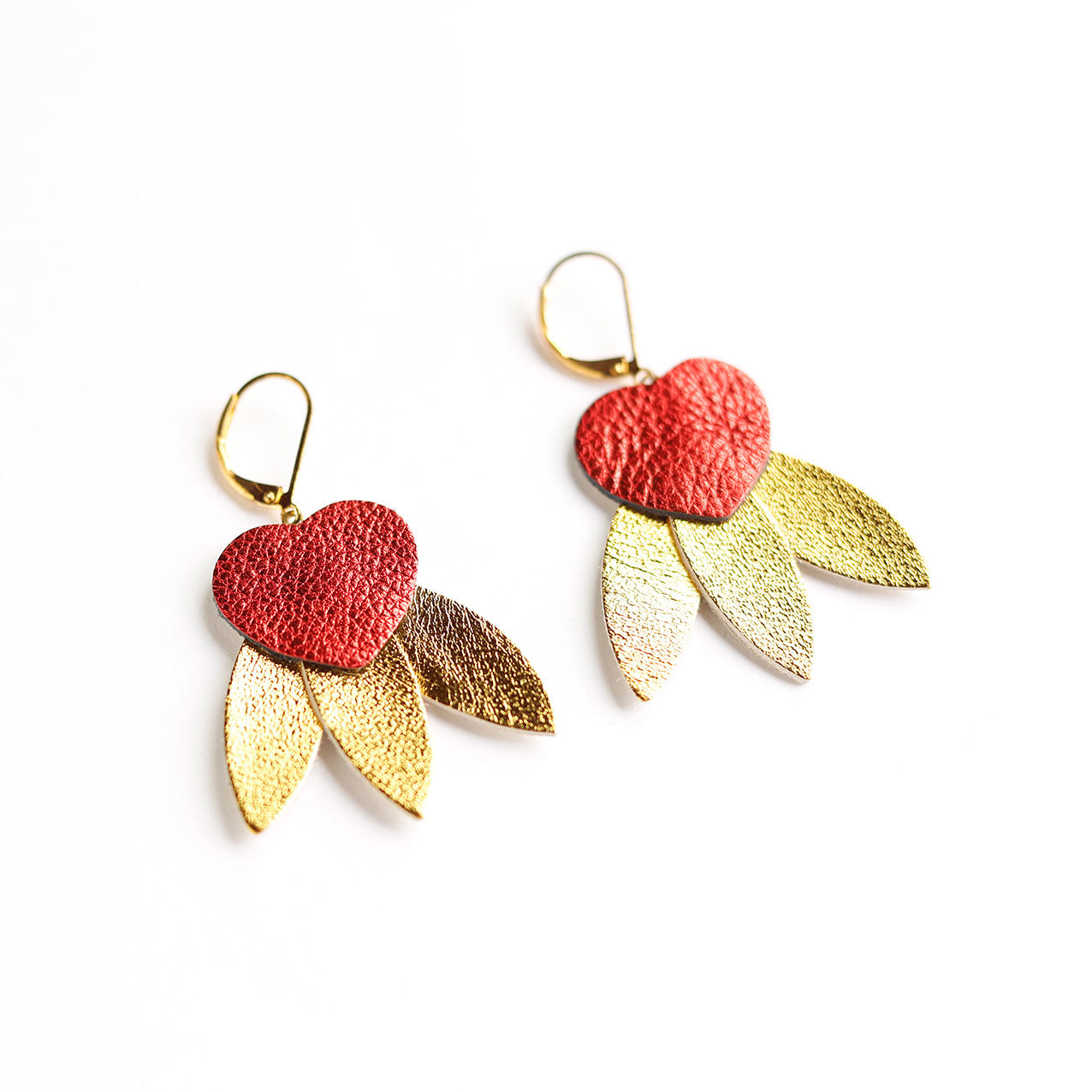 Boucles d'oreilles Coeurs rouge métallisé et 3 épées