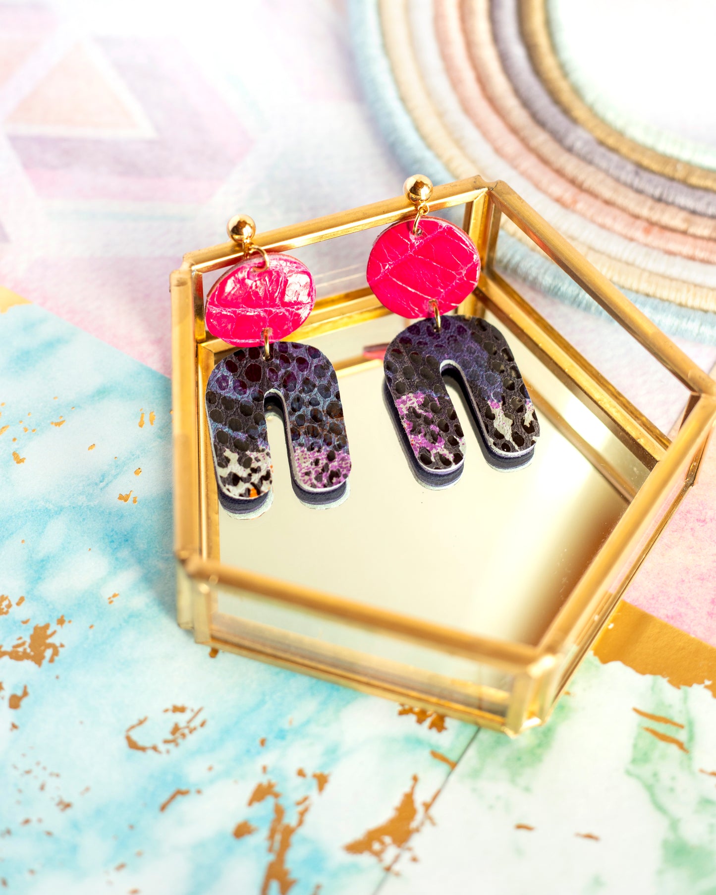 Salomé-Ohrringe aus fuchsiafarbenem und lilafarbenem Leder
