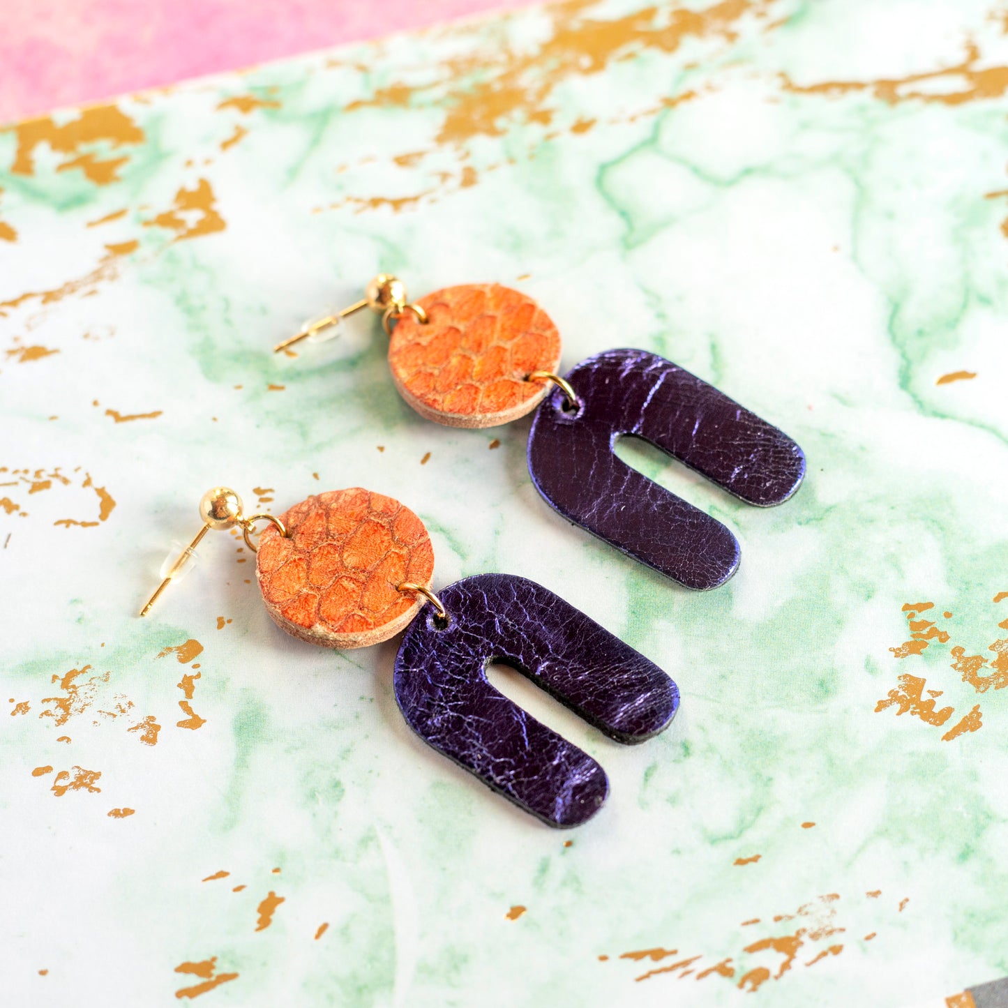 Salomé-Ohrringe aus lachsrosa und lila Leder