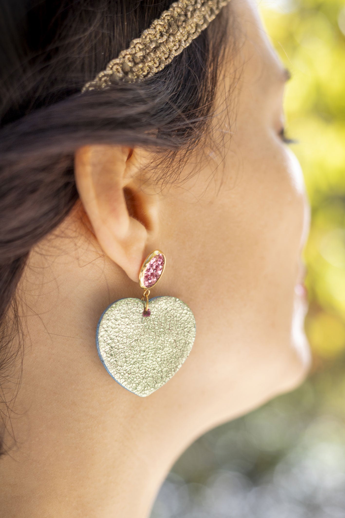 Boucles d'oreilles Coeurs - cuir vert opalin métallisé, paillettes roses