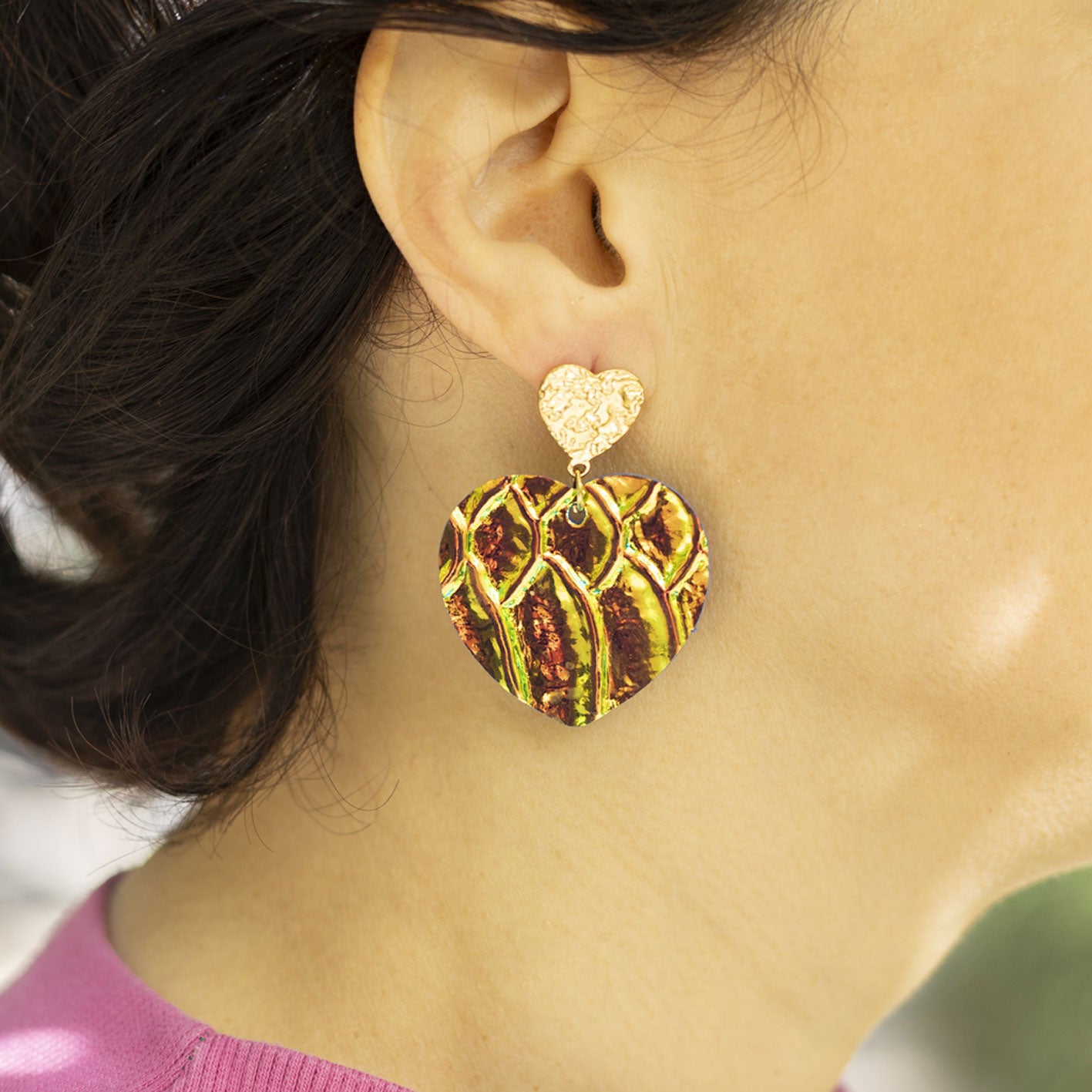 Boucles d'oreilles Coeurs - cuir violet à reflets irisés