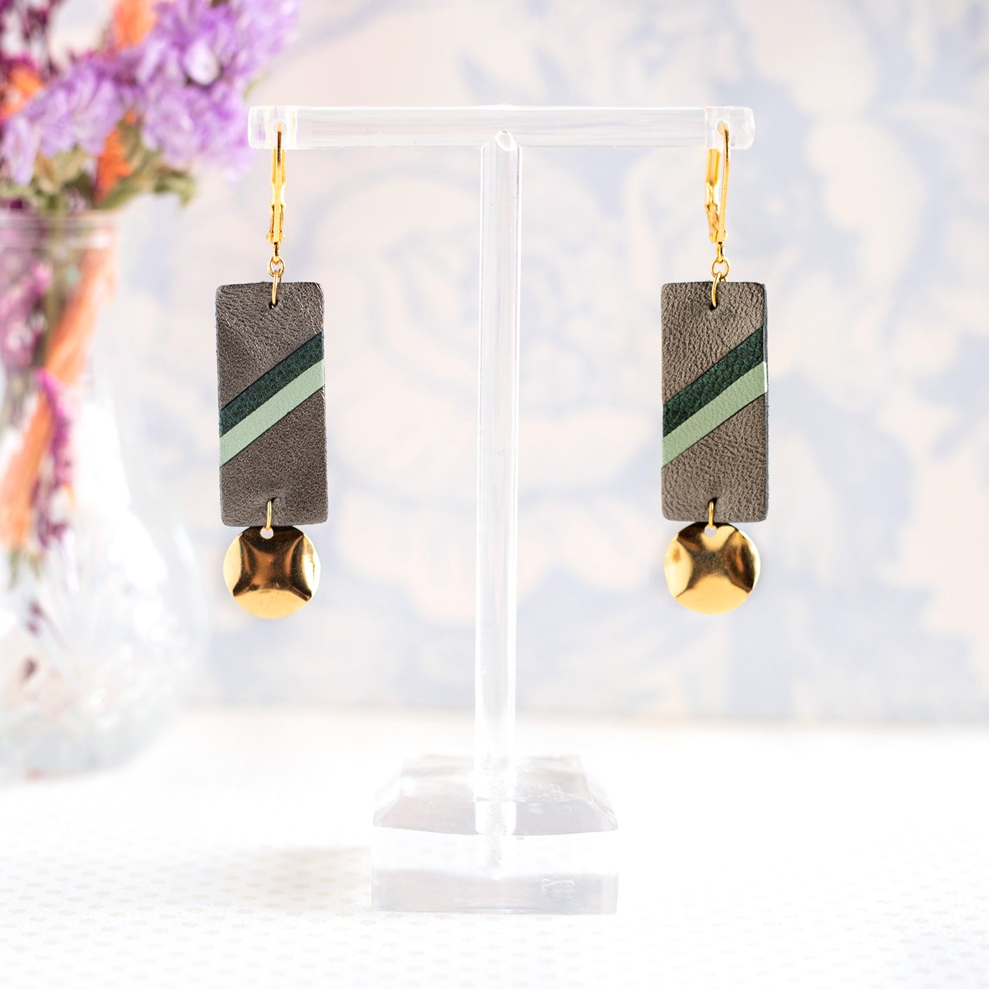 Graue und grüne Margot-Ohrringe aus Metall