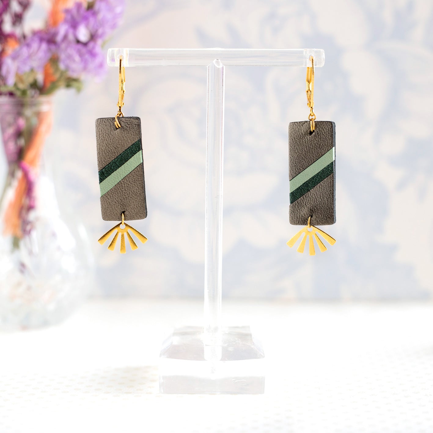 Graue und grüne Margot-Ohrringe aus Metall