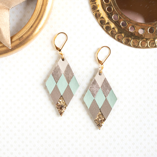 Joy-Ohrringe aus pastellgrünem Ecru-Silber und grauem Leder