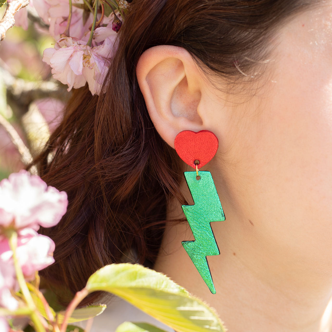 Boucles d'oreilles puces éclairs en cuir vert métallisé et coeurs rouges