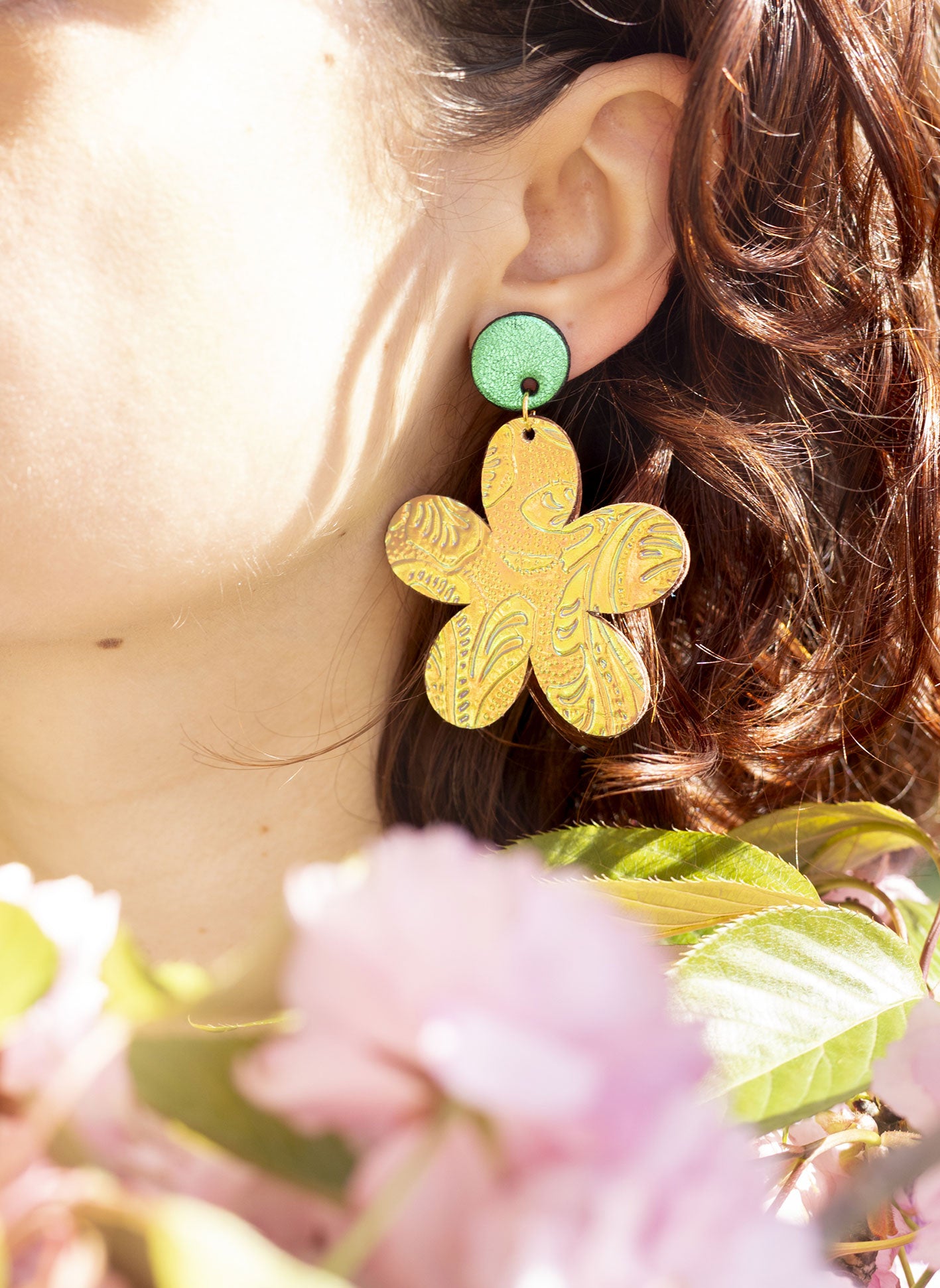 Boucles d'oreilles grandes fleur cuir holographique gaufré