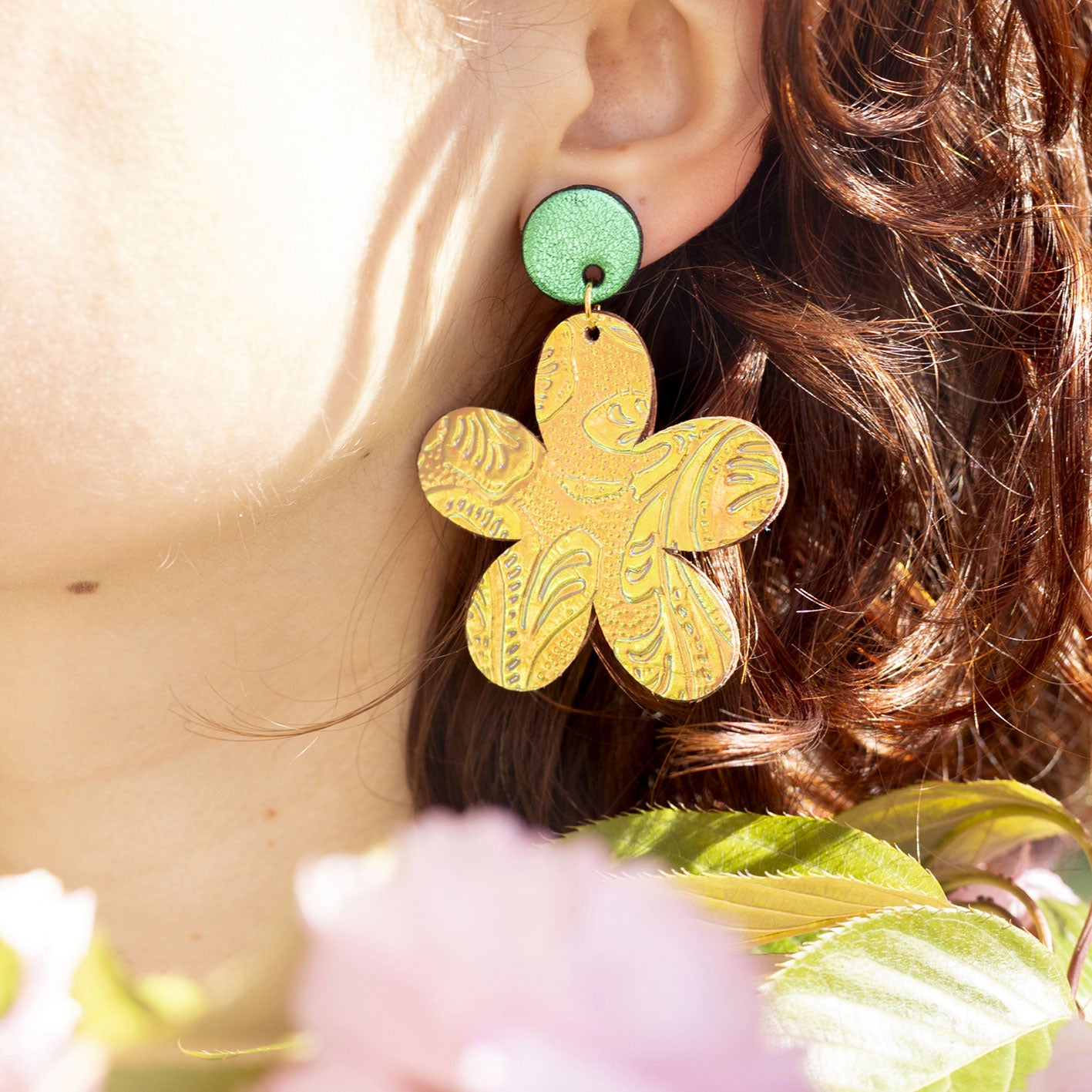 Boucles d'oreilles grandes fleur cuir holographique gaufré