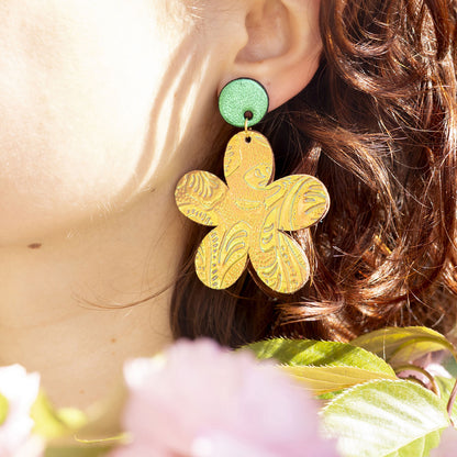 Boucles d'oreilles grandes fleur cuir holographique gaufré