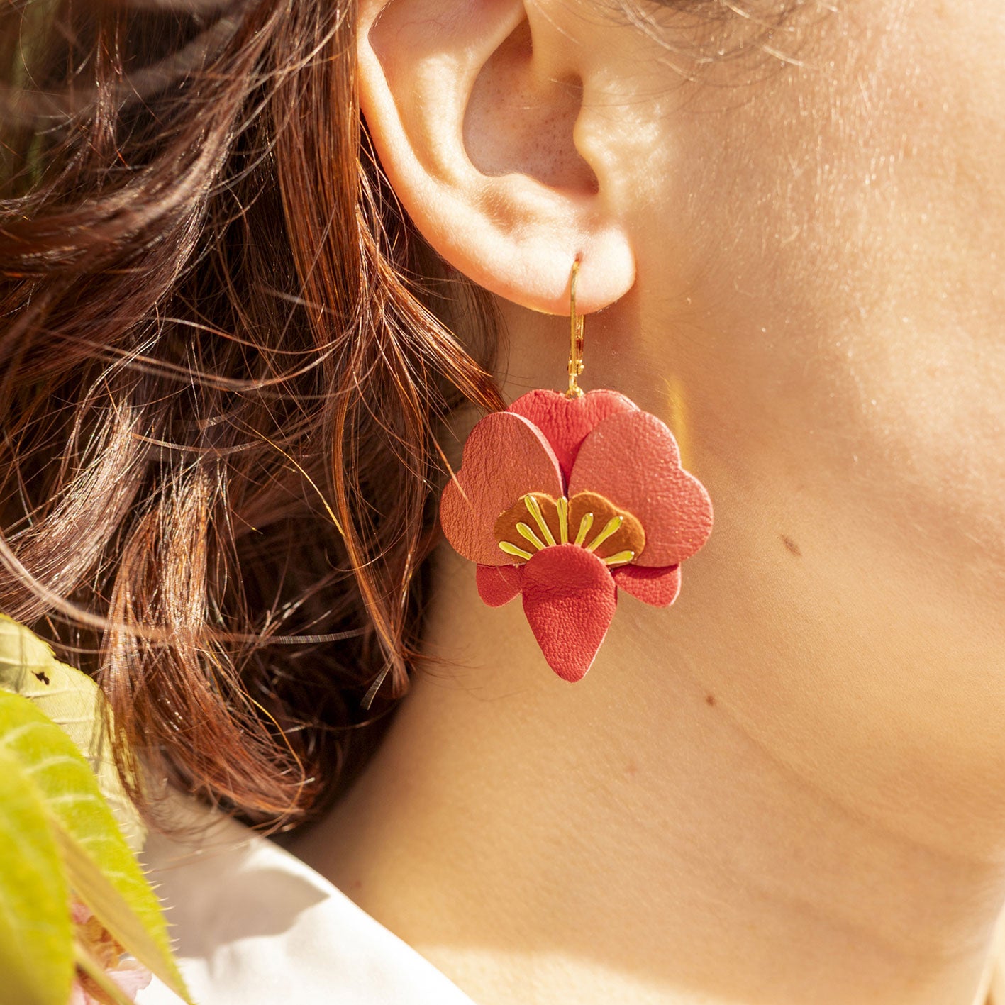 Boucles d’oreilles Orchidées en cuir rose thé et rouge incarnat