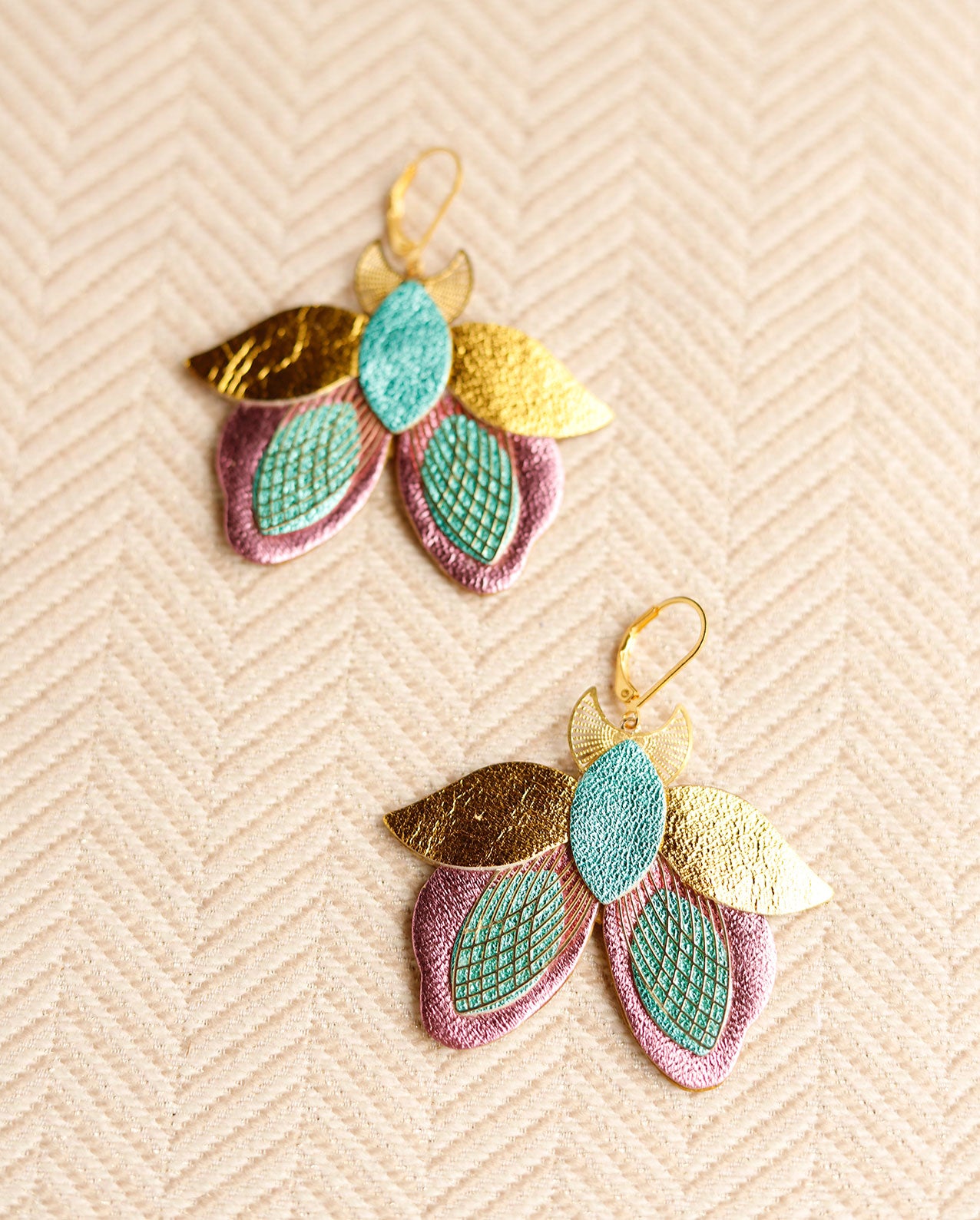 Boucles d’oreilles papillons de nuit turquoise métallisé, doré, rose métallisé