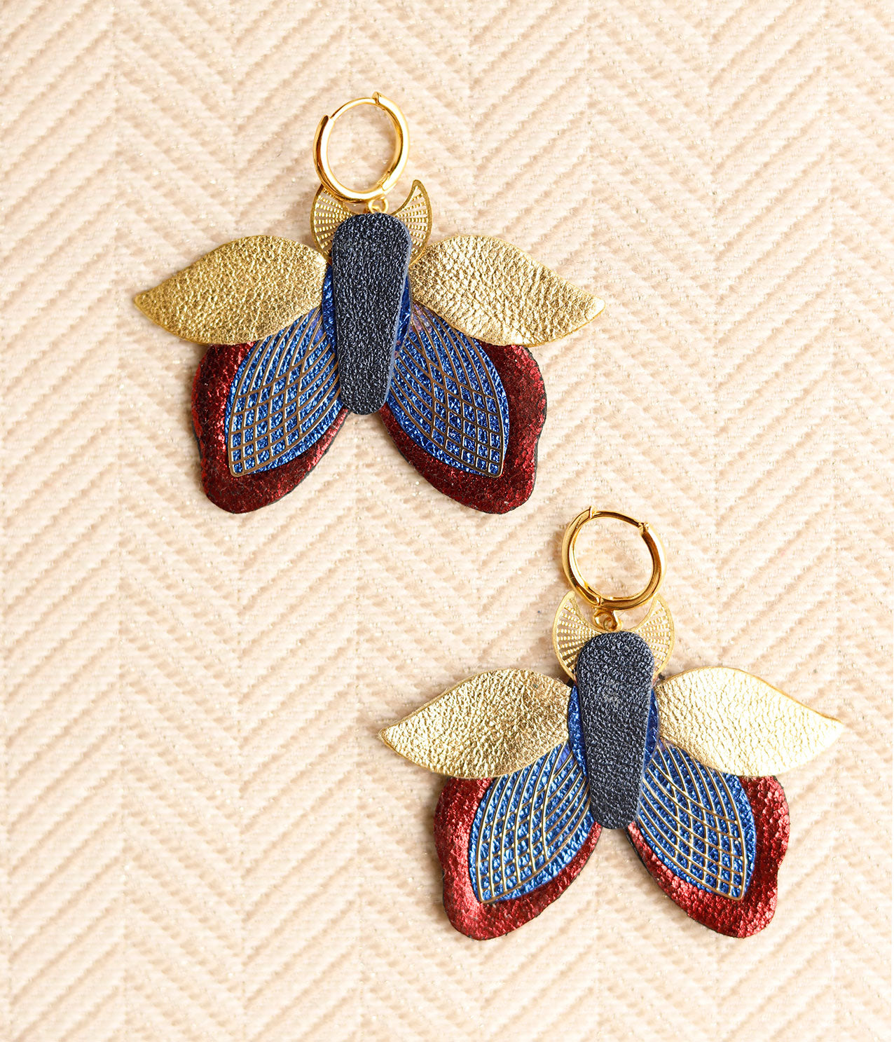 Boucles d’oreilles papillons de nuit bleu outremer, rouge métallisé et doré