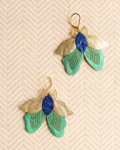 Boucles d’oreilles papillons de nuit bleu outremer, doré, vert métallisé