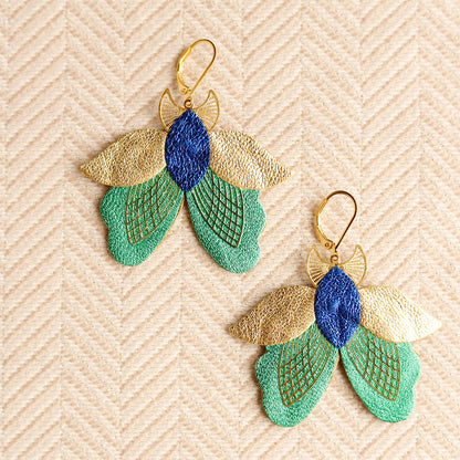 Boucles d’oreilles papillons de nuit bleu outremer, doré, vert métallisé