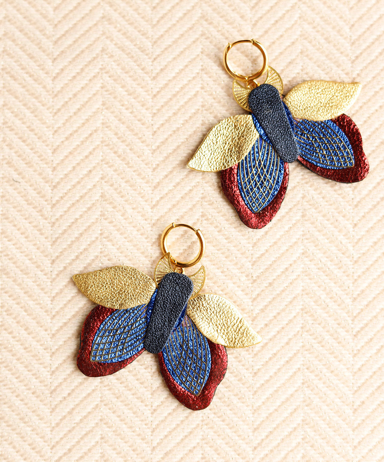 Boucles d’oreilles papillons de nuit bleu outremer, rouge métallisé et doré