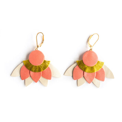 Boucles d'oreilles Ancolie - cuir rose capucine, chartreuse, blanc nacré