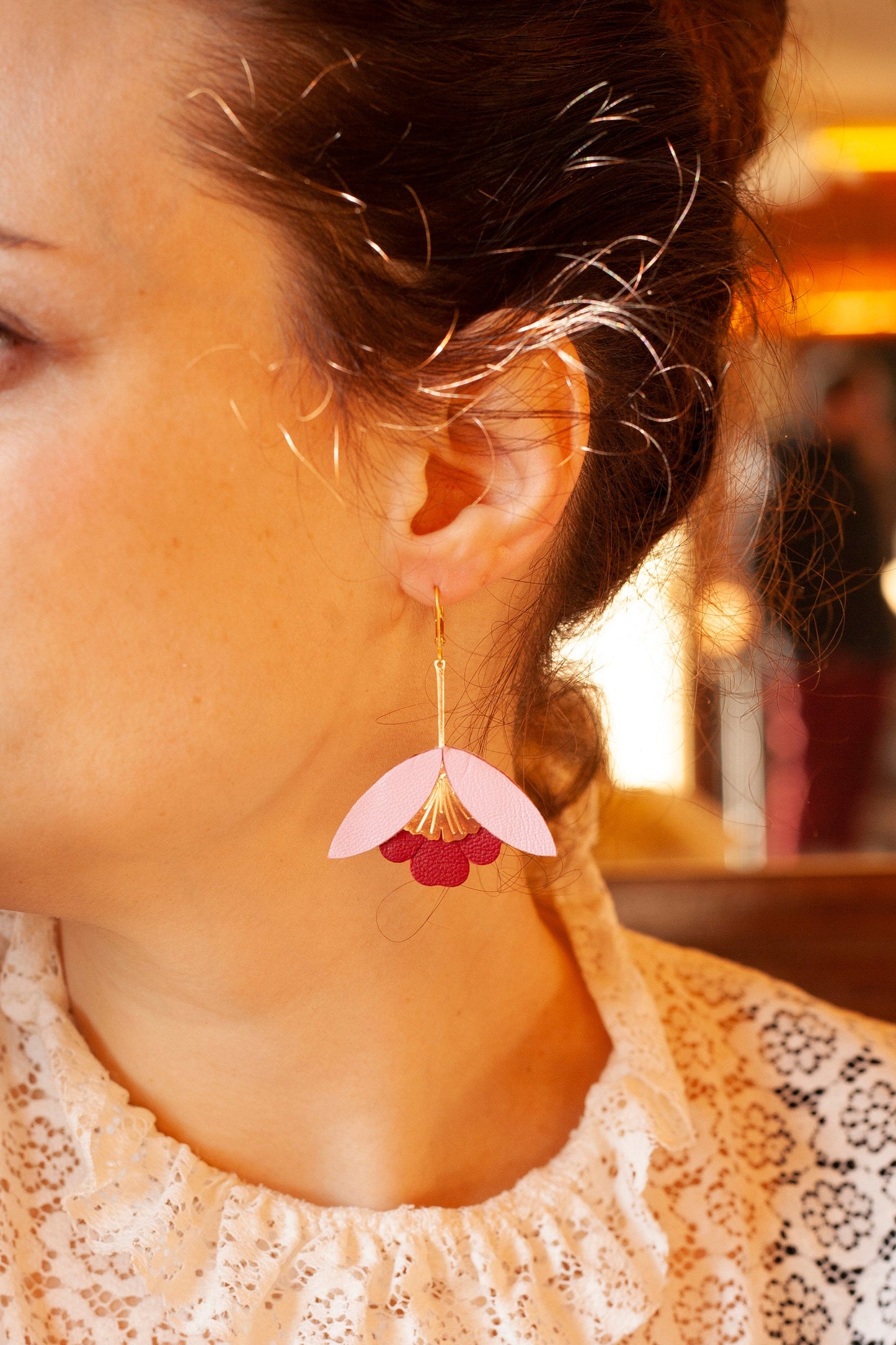 Boucles d'oreilles Fleur de Ginkgo cuir beige rosé métallisé et rose trémière
