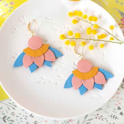 Boucles d'oreilles Ancolie - cuir rose saumon, jaune ocre, bleu azur clair