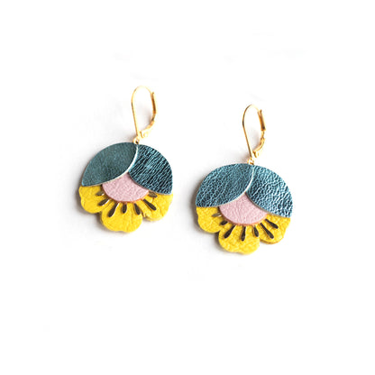 Boucles d'oreilles Fleur de Cerisier cuir bleu métallisé, rose clair, jaune