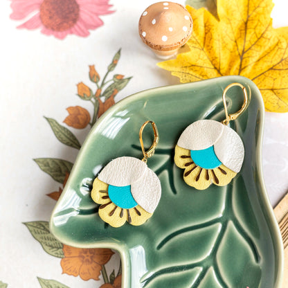 Boucles d'oreilles Fleur de Cerisier cuir blanc, bleu vif, jaune