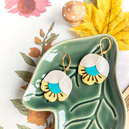 Boucles d'oreilles Fleur de Cerisier cuir blanc, bleu vif, jaune