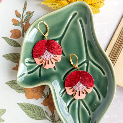 Boucles d'oreilles Fleur de Cerisier cuir rouge métallisé, rose à pois dorés, saumon