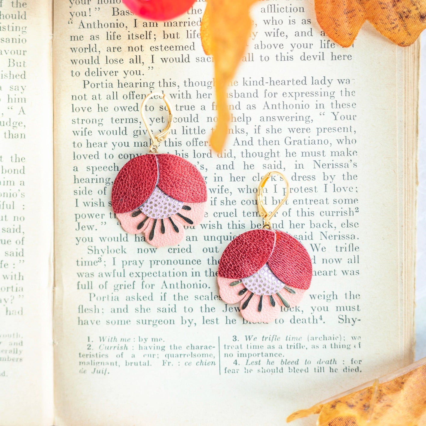 Boucles d'oreilles Fleur de Cerisier cuir rouge métallisé, rose à pois dorés, saumon