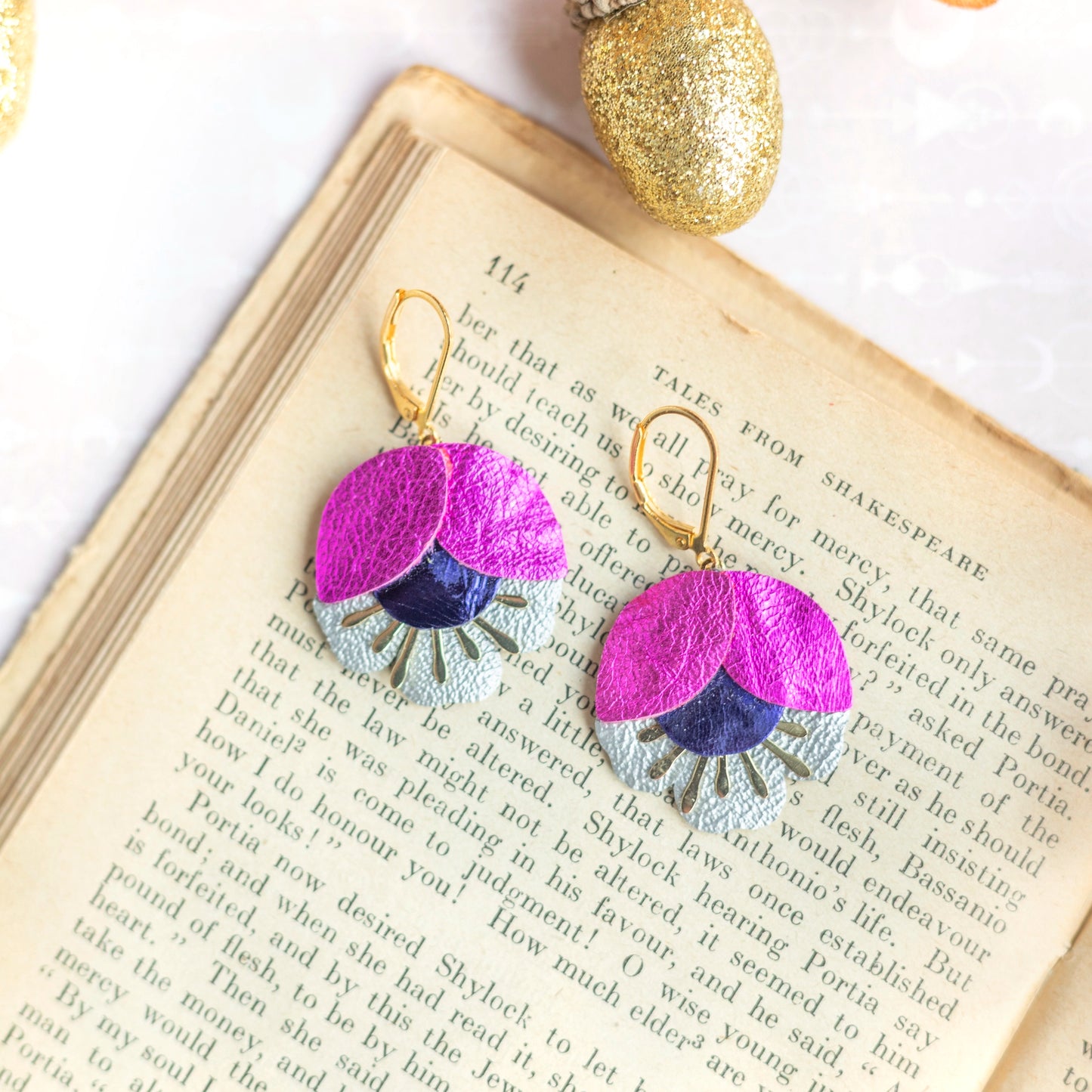 Boucles d'oreilles Fleur de Cerisier cuir fuchsia métallisé, violet, argenté