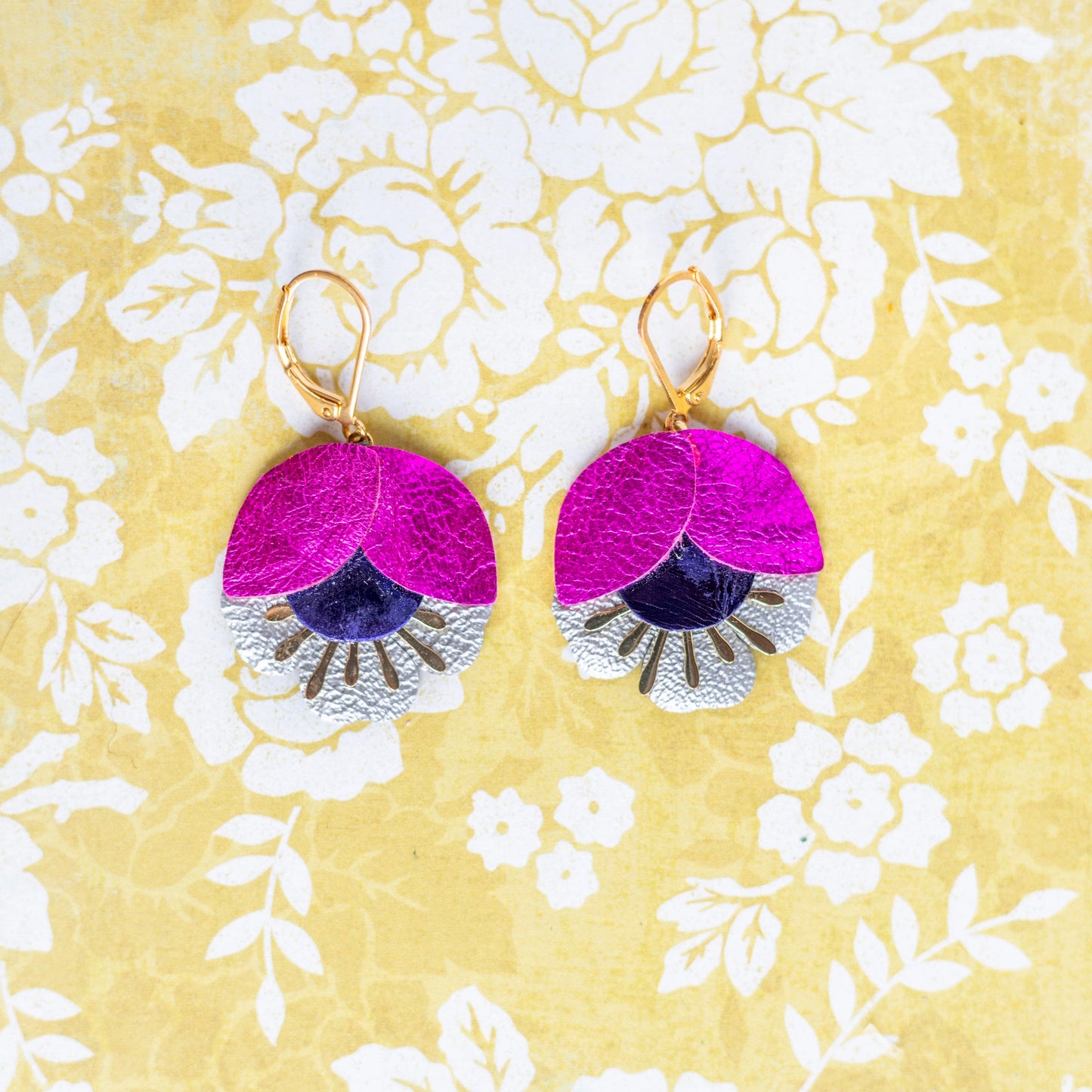 Boucles d'oreilles Fleur de Cerisier cuir fuchsia métallisé, violet, argenté