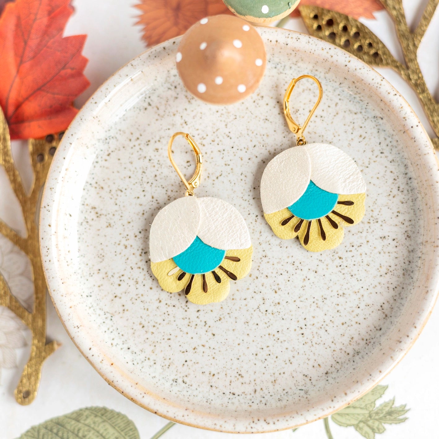 Boucles d'oreilles Fleur de Cerisier cuir blanc, bleu vif, jaune