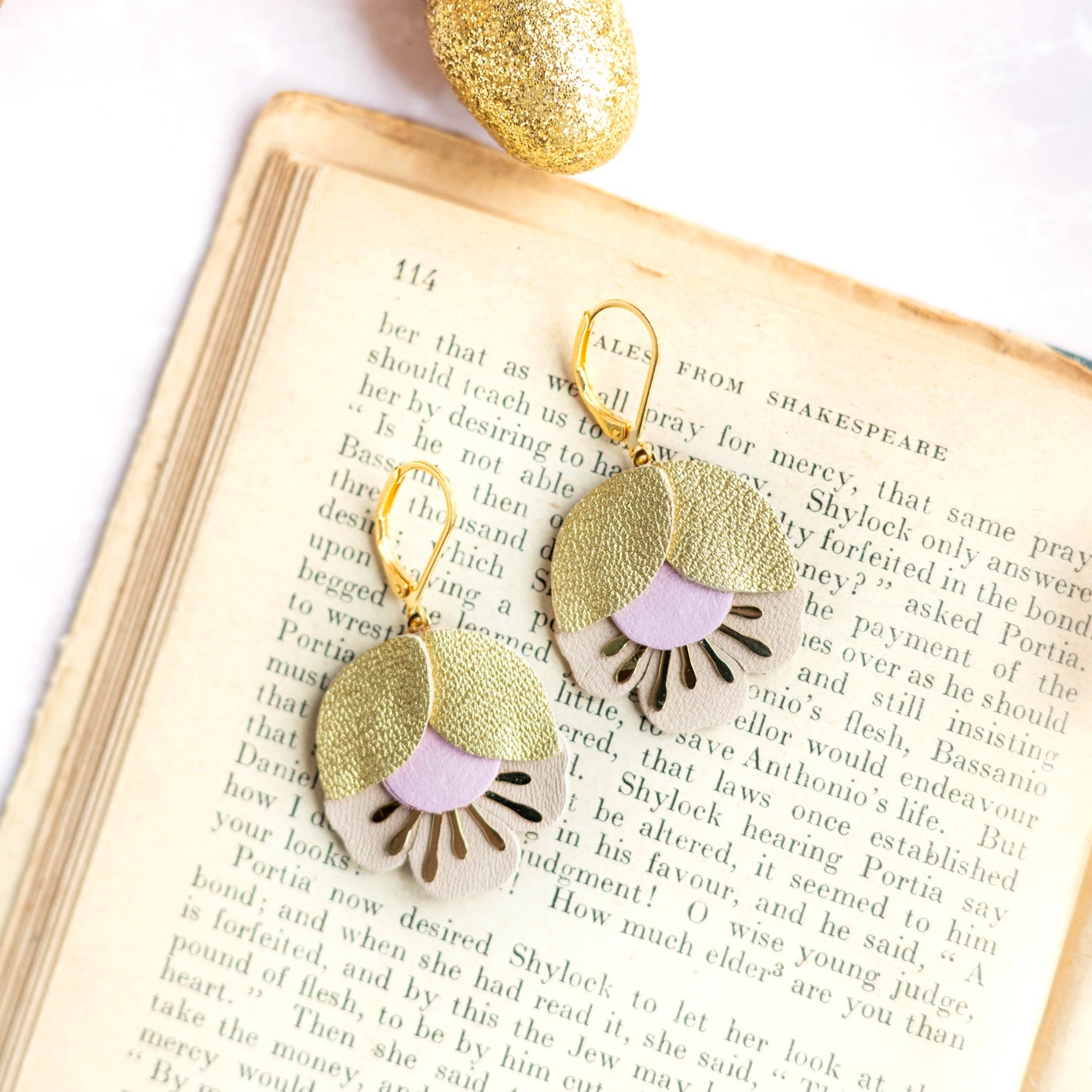 Boucles d'oreilles Fleur de Cerisier cuir or mat, rose pâle, beige