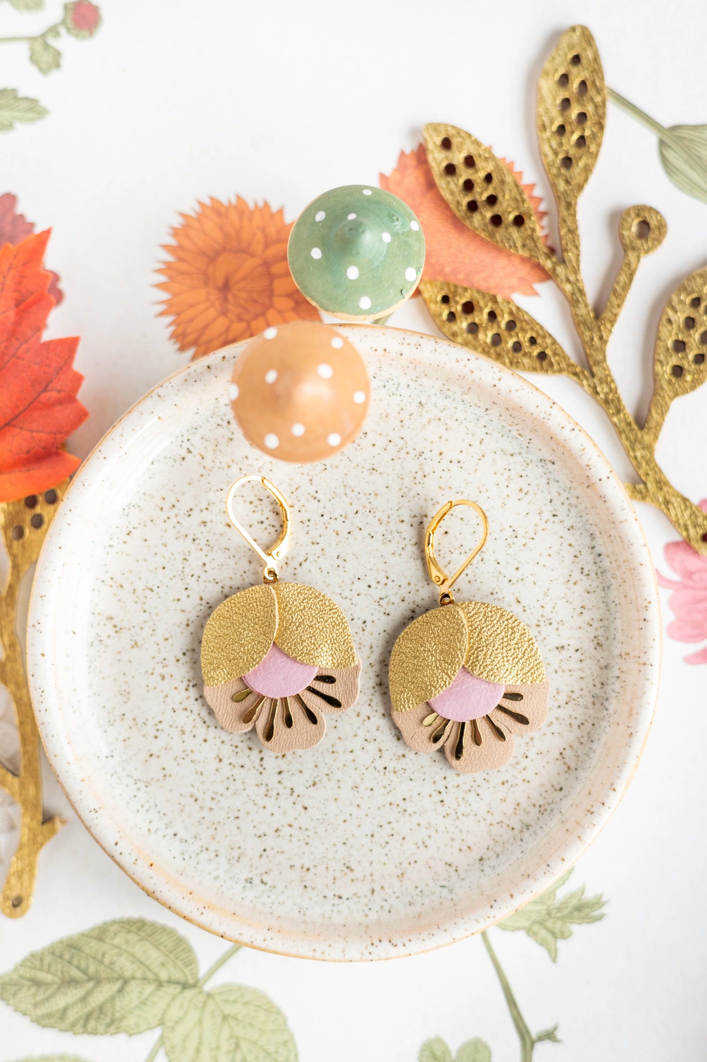 Boucles d'oreilles Fleur de Cerisier cuir or mat, rose pâle, beige