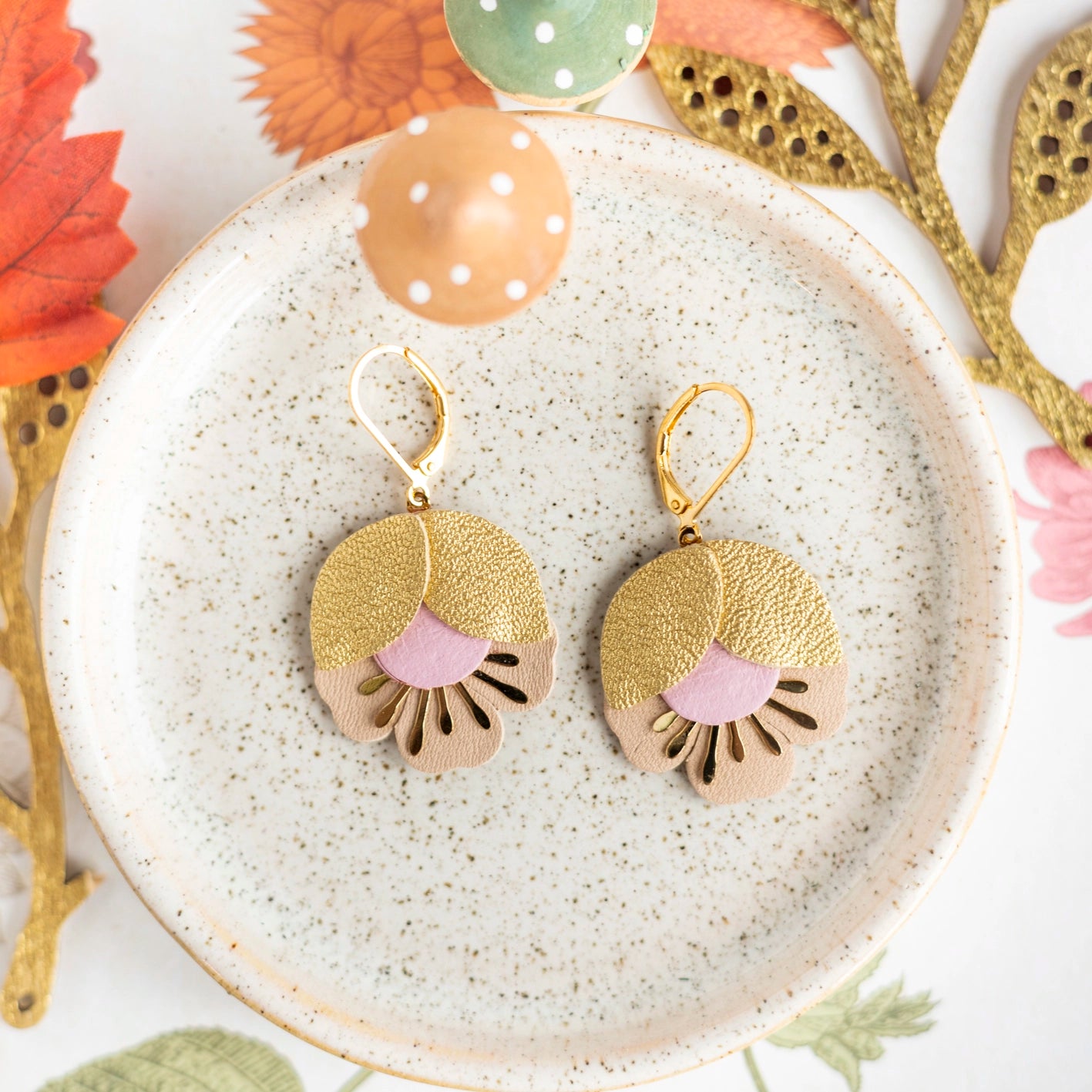 Boucles d'oreilles Fleur de Cerisier cuir or mat, rose pâle, beige
